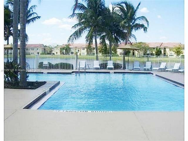 13090 Vista Isles Dr-Unit -127 in Sunrise, FL - Foto de edificio