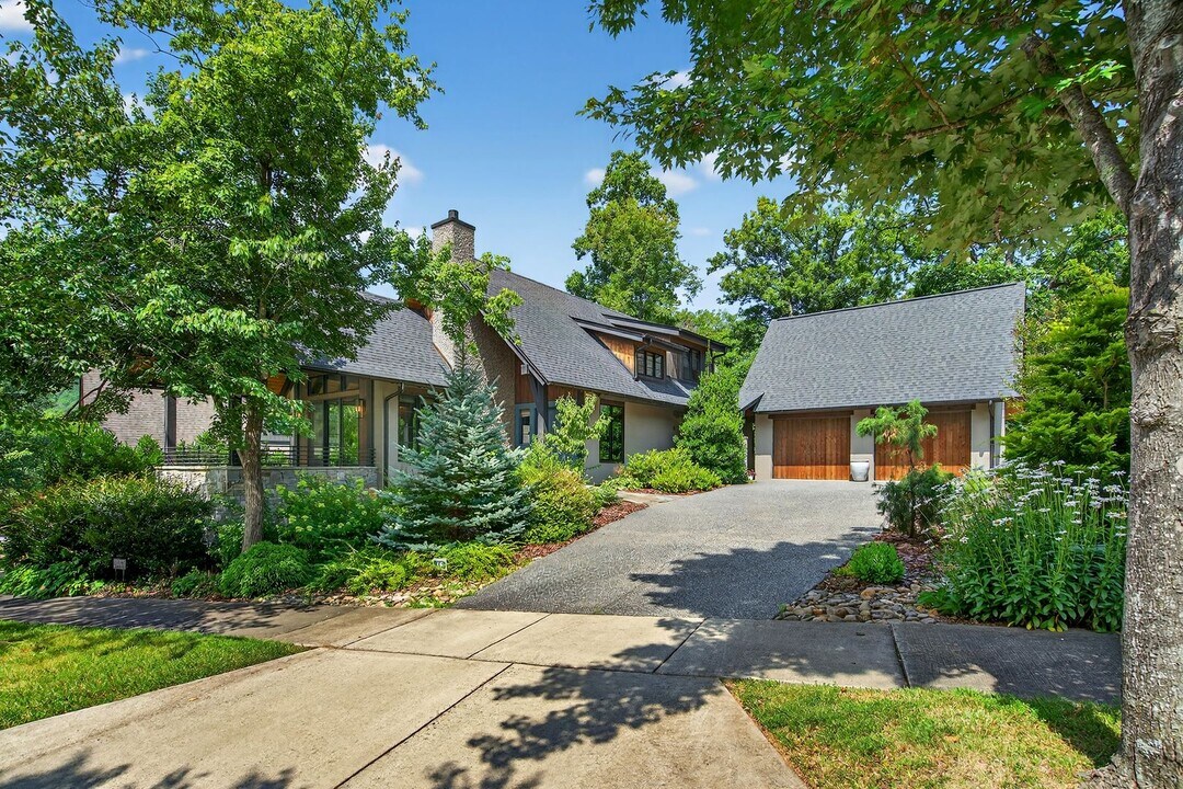 16 Wordsworth Rd in Black Mountain, NC - Building Photo