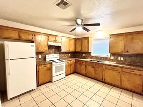 1045 6th St in Hempstead, TX - Building Photo - Building Photo