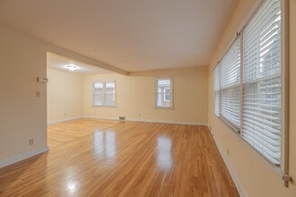 5064 N Bay Ridge Ave in Whitefish Bay, WI - Building Photo - Building Photo