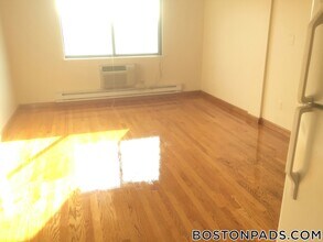 1110 Commonwealth Ave, Unit 311 in Boston, MA - Foto de edificio - Building Photo