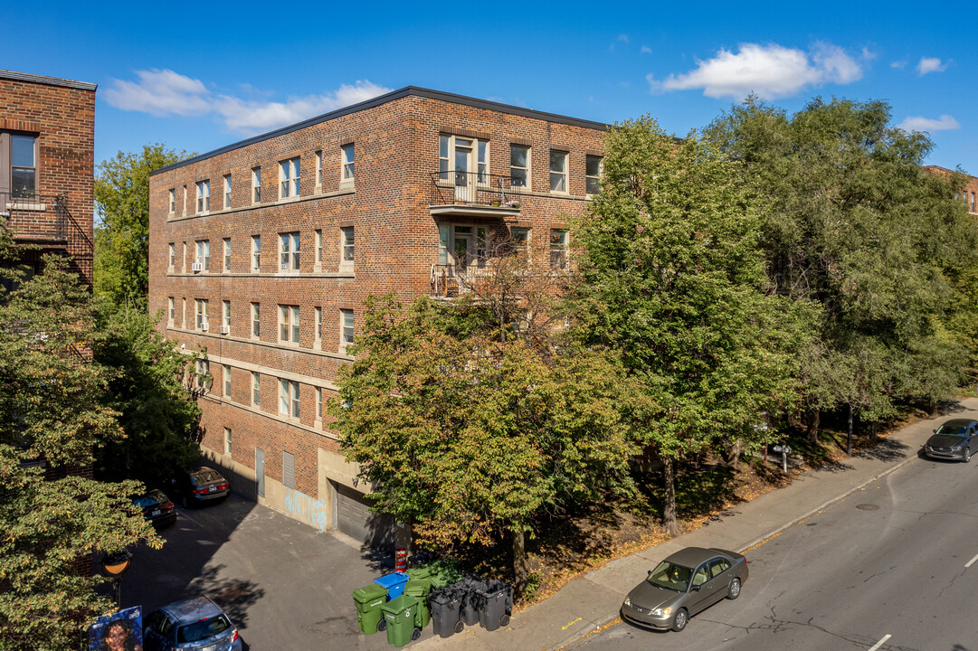 4855 Queen-Mary in Montréal, QC - Building Photo