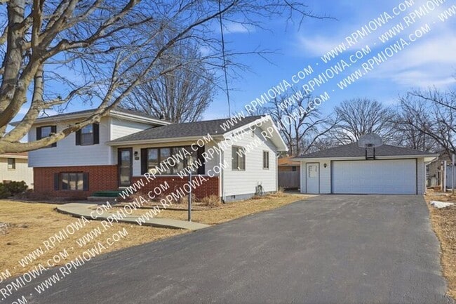 402 S Clark Ave in Prairie City, IA - Building Photo - Building Photo