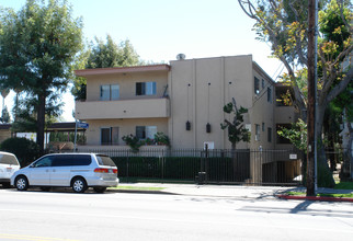 13730 Vanowen St in Van Nuys, CA - Building Photo - Building Photo