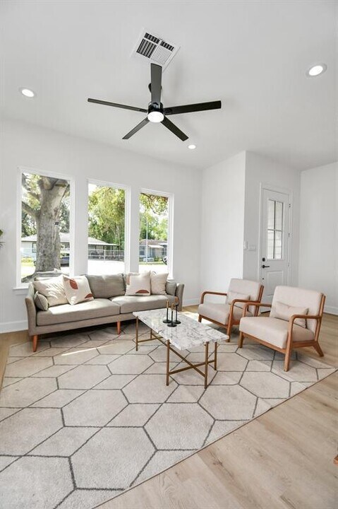 8324 Corinth St in Houston, TX - Building Photo