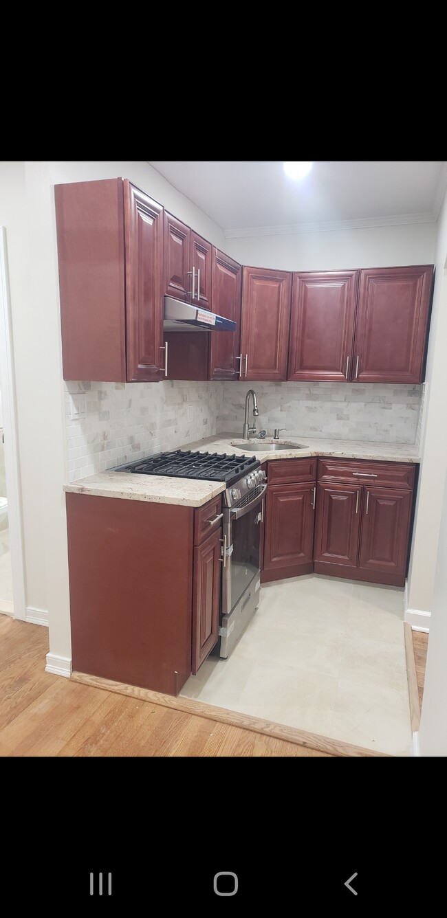 6549 Alderton St in Rego Park, NY - Building Photo - Building Photo