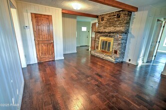 424 Sunset Forest Dr in Hawley, PA - Foto de edificio - Building Photo