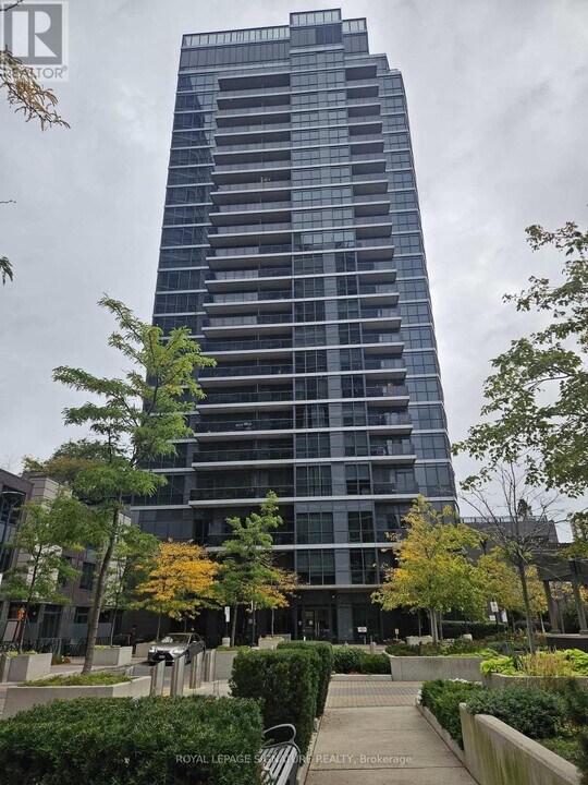 1 Valhalla Inn Rd in Toronto, ON - Building Photo