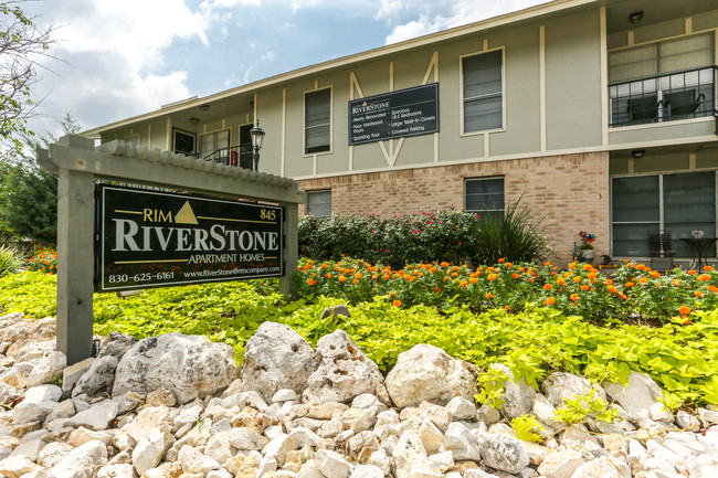 RiverStone Apartment Homes in New Braunfels, TX - Foto de edificio - Building Photo