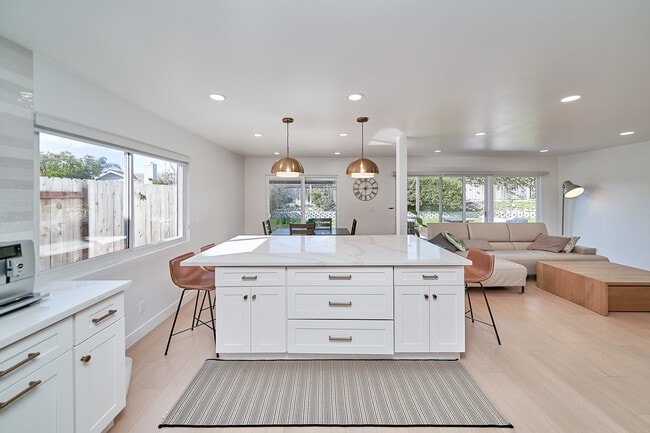 6231 Lochvale Dr in Rancho Palos Verdes, CA - Building Photo - Building Photo