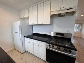 7139 Whitsett Ave in Los Angeles, CA - Building Photo - Building Photo