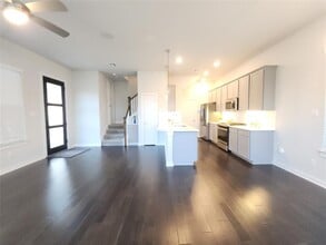 5843 Whitby Rd in San Antonio, TX - Foto de edificio - Building Photo