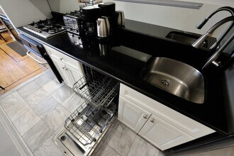 692 10th Ave in New York, NY - Building Photo - Building Photo