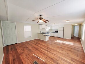 401 S Woodson St in Willis, TX - Building Photo - Building Photo