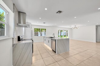 5270 NE 18th Ave in Fort Lauderdale, FL - Building Photo - Building Photo
