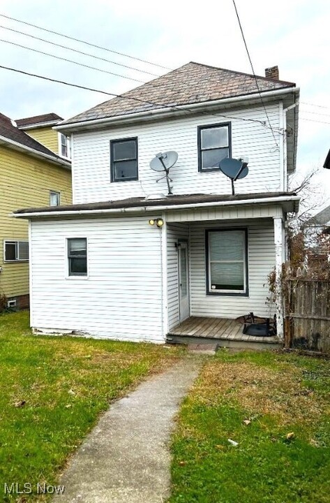1302 Oregon Ave in Steubenville, OH - Foto de edificio