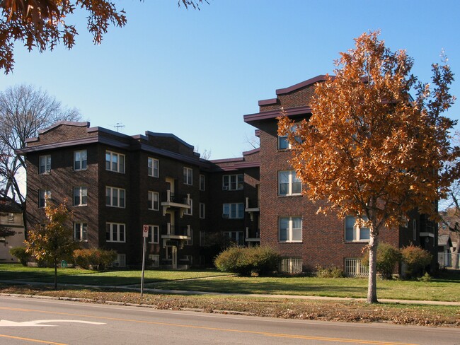 Plaza Court Condominiums in St. Paul, MN - Building Photo - Building Photo