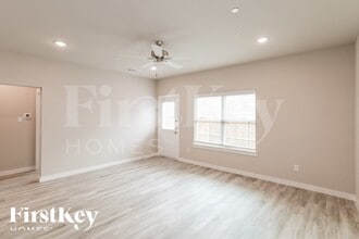 319 Niki Dr in Lewisville, TX - Foto de edificio - Building Photo