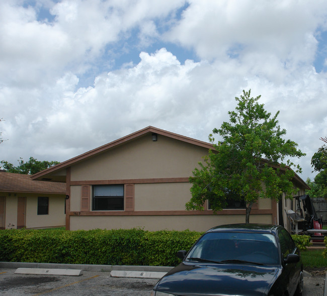 5619 Mckinley St in Hollywood, FL - Foto de edificio - Building Photo