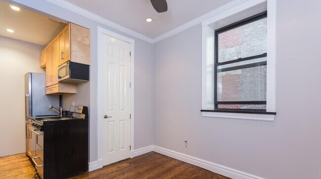 326 E 35th St in New York, NY - Building Photo - Building Photo