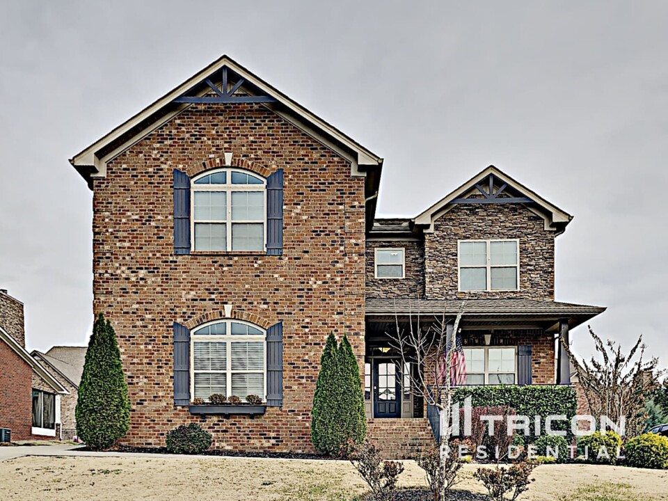 1012 Via Francesco Way in Spring Hill, TN - Building Photo