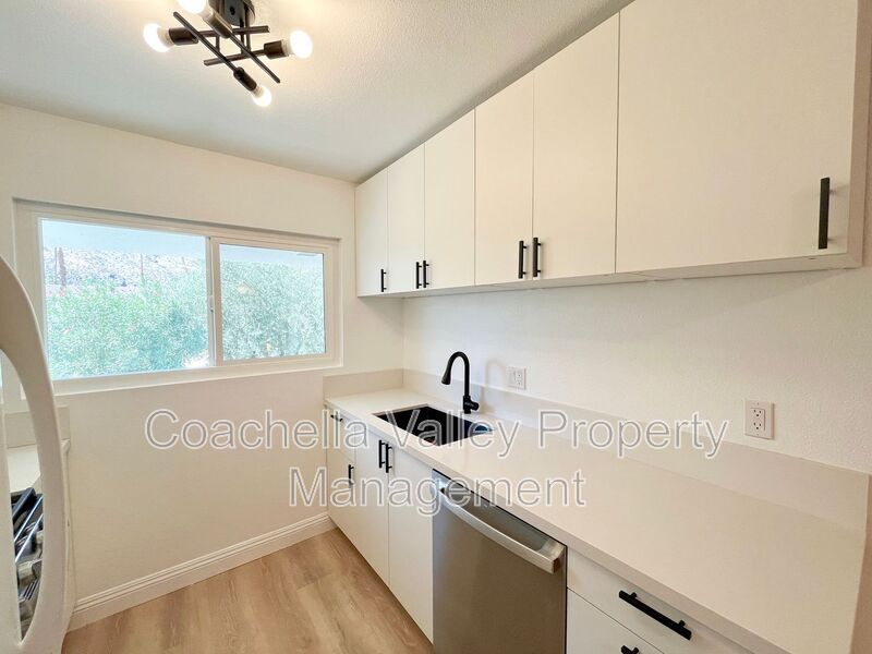 1900 S Palm Canyon Dr in Palm Springs, CA - Building Photo