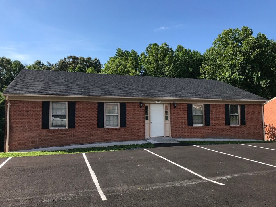 104 Daniel St in Brookneal, VA - Building Photo