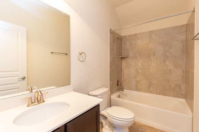 10 Log House Ct in Tomball, TX - Building Photo - Building Photo