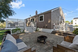 77 Bayshore Dr in New London, CT - Foto de edificio - Building Photo