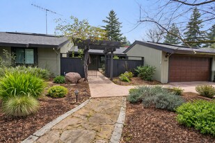 1118 Marina Cir in Davis, CA - Building Photo