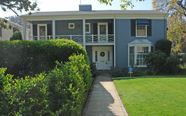 300 California Blvd in Pasadena, CA - Foto de edificio - Building Photo