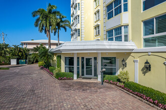 Boulevard Club in Naples, FL - Foto de edificio - Building Photo