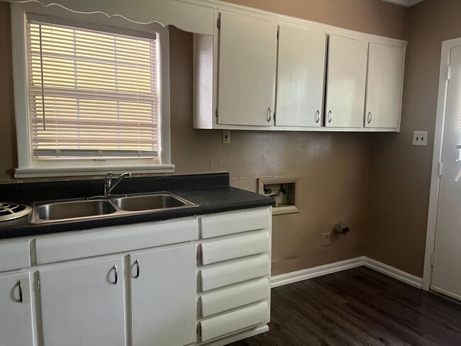 1917 S Riverview Cir in Albany, GA - Building Photo - Building Photo