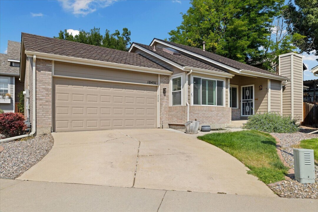 10451 W 83rd Pl in Arvada, CO - Foto de edificio
