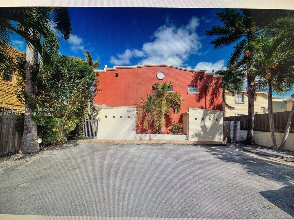 437 SW 3rd St in Miami, FL - Building Photo