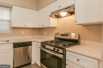 2453 Crestdale Cir SE in Atlanta, GA - Building Photo - Building Photo