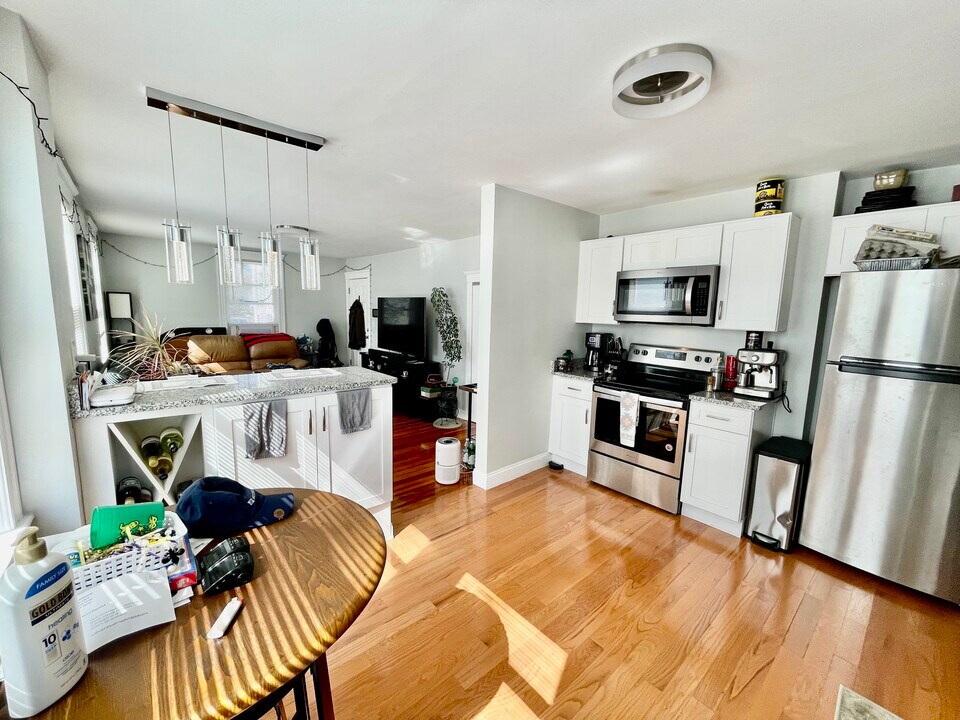 14 Roberts St, Unit 1r in Quincy, MA - Building Photo