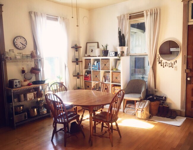 2558 W Iowa St, Unit 2R in Chicago, IL - Foto de edificio - Building Photo