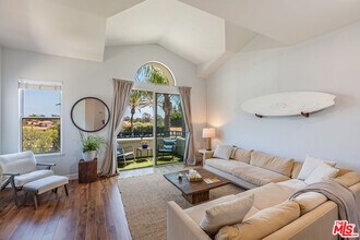 6451 Zuma View Pl in Malibu, CA - Building Photo - Building Photo