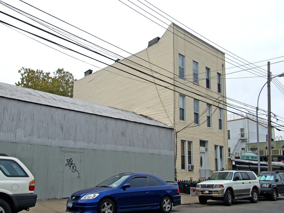3612 Starr Ave in Long Island City, NY - Foto de edificio