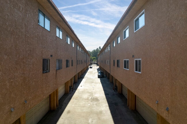 21900 Roscoe Blvd in Canoga Park, CA - Foto de edificio - Building Photo