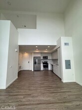 5750 Hollywood Blvd, Unit 733 in Los Angeles, CA - Building Photo - Building Photo