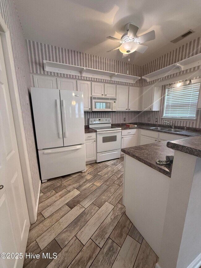 2231 Locksley Woods Dr in Greenville, NC - Building Photo - Building Photo