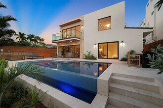 1815 Fairhaven Pl in Miami, FL - Building Photo - Building Photo