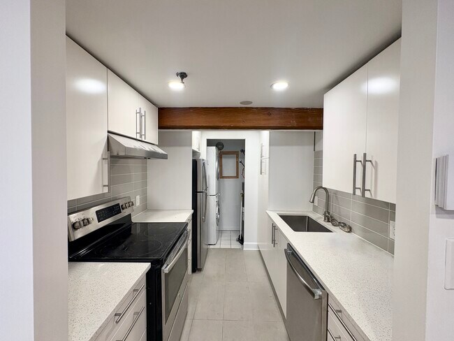 215 De La Commune Rue O in Montréal, QC - Building Photo - Building Photo