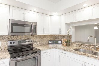 1000 SW 125th Ave in Pembroke Pines, FL - Foto de edificio - Building Photo