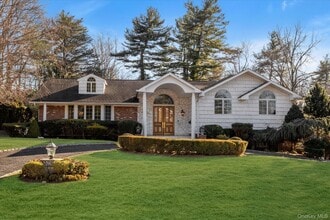 200 Hummingbird Dr in Roslyn, NY - Building Photo - Building Photo