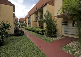 Mile Apartment Condos in Hialeah, FL - Building Photo - Building Photo