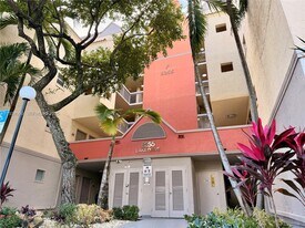 8255 Lake Dr in Doral, FL - Building Photo