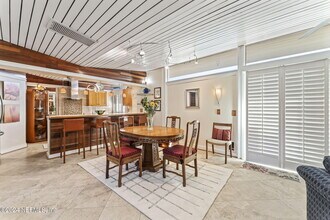 2337 Seminole Rd in Atlantic Beach, FL - Foto de edificio - Building Photo